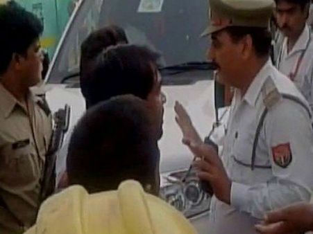 போலீஸ்காரரை கன்னத்தில் அறைந்த பாஜக எம்.எல்.ஏ! உ.பி.யில் பரபரப்பு