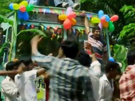 தடையை மீறி பஸ் டே கொண்டாட்டம்... சென்னையில் கல்லூரி மாணவர்கள் அலம்பல்!