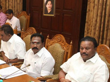 நீட் தேர்வு.. குறுவை சாகுபடி.. எம்எல்ஏக்களுக்கு லஞ்சம்.. பரபரப்பில் தொடங்கியது அமைச்சரவைக் கூட்டம்