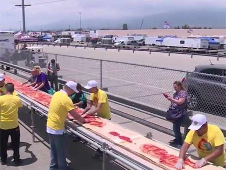 எவ்ளோ நீளமான யம்மி பீட்சா... கலிபோர்னியா சமையல் கலைஞர்கள் தயாரிப்பு