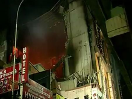 தி.நகர் சென்னை சில்க்ஸ்சில் 2வது நாளாக அணையாமல் எரியும் தீ.... துண்டு துண்டாக சிதைந்த கட்டிடம்!