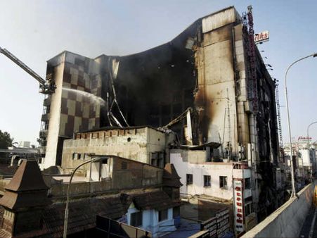 சென்னை சில்க்ஸ் கட்டடத்தின் முன்பகுதி இடிந்து விழுந்தது