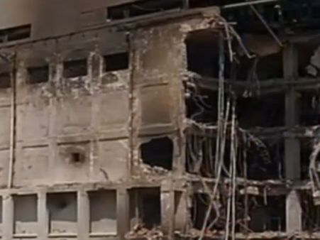 தீவிபத்தில் நாசமான சென்னை சில்க்ஸ் கட்டடம் இடிக்கும் பணி... 3-ஆவது நாளாக நடைபெறுகிறது