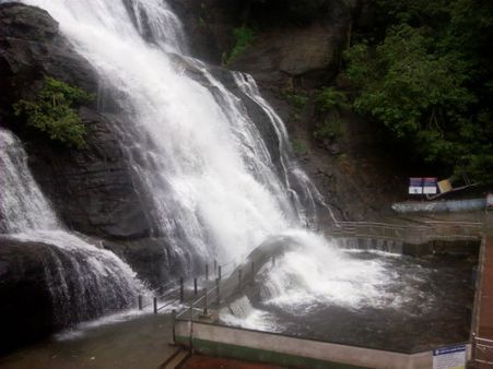 குற்றாலம் ஐந்தருவியில் வெள்ளப்பெருக்கு.. சுற்றுலா பயணிகள் குளிக்கத் தடை!