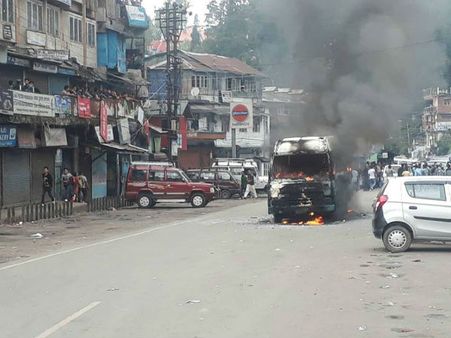 பற்றி எரியும் டார்ஜிலிங்.. வங்க மொழி கட்டாய பாடத்துக்கு எதிராக போராட்டம்- தடியடி!!