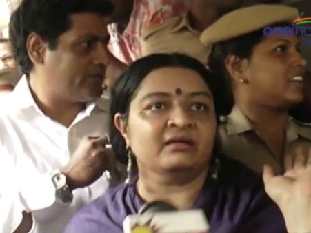 போயஸ் கார்டன் அடிதடி.. தீபாவை தாக்கியவர்களை கைது செய்யக் கோரி தரையில் உருண்ட ஆதரவாளர்கள் கைது