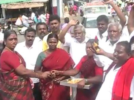 கருணாநிதி பிறந்தாள்... பட்டாசு வெடித்து இனிப்பு கொடுத்து கொண்டாடிய திமுக தொண்டர்கள் - வீடியோ