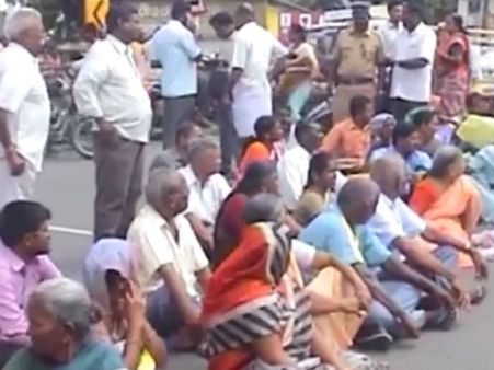 மதுகொடுக்க மறுத்த அரசைக் கண்டித்து ஈரோட்டில் முன்னாள் ராணுவ வீரர்கள் போராட்டம்- வீடியோ