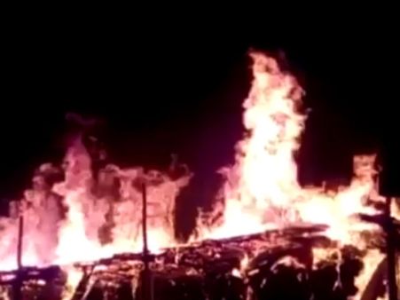 கோயில் திருவிழாவில் தீ விபத்து... வான வேடிக்கை பட்டாசு வெடித்தால் விபரீதம் : வீடியோ