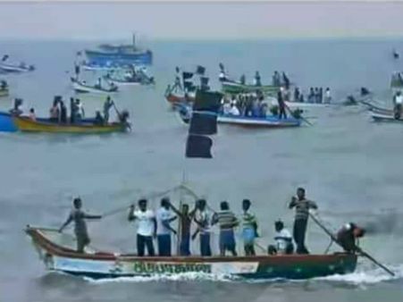 ஆந்திரா அருகில் மீன்பிடிக்க எதிர்ப்பு... 150 தமிழக மீனவர்களை சிறைபிடித்து அட்டகாசம்