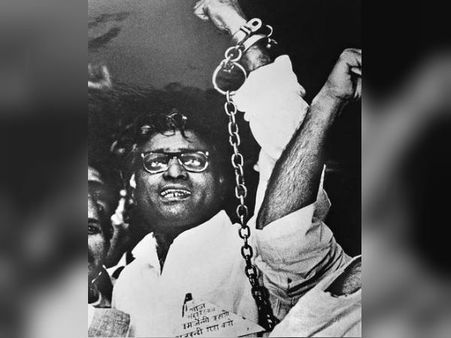 ஜனநாயகம் படுகொலையான இந்திராவின் எமர்ஜென்சி பிரகடனப்படுத்தப்பட்டது இன்றுதான்-மறக்கமுடியாத காட்சிகள்!