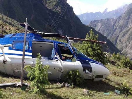 பத்ரிநாத்தில் பக்தர்கள் பயணித்த ஹெலிகாப்டர் விழுந்து விபத்து.. இன்ஜினியர் பலி