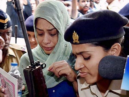 சிறையில் இந்திராணி முகர்ஜிக்கு செம அடி.. உடல் முழுக்க காயங்கள்.. சிபிஐ கோர்ட்டில் வக்கீல் புகார்