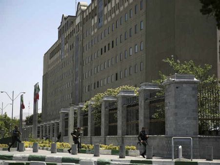 ஈரானில் நாடாளுமன்றம் உட்பட 3 இடங்களில் தீவிரவாதிகள் பயங்கர தாக்குதல்- 7 பேர் பலி!