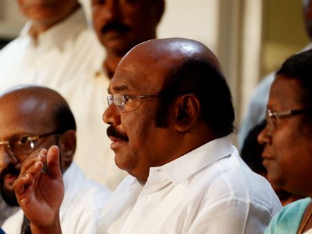 மீண்டும் அதிமுக உடைகிறது? ஜெயக்குமார் தலைமையில் 17 அமைச்சர்கள் திடீர் ரகசிய ஆலோசனை!