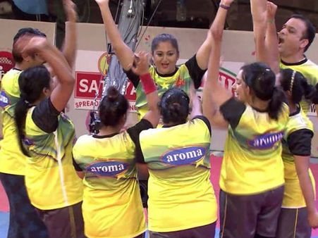 சன்டிவியின் நட்சத்திர கபடி... கலந்து கட்டி அடித்த தெய்வமகள் காயத்ரி டீம்