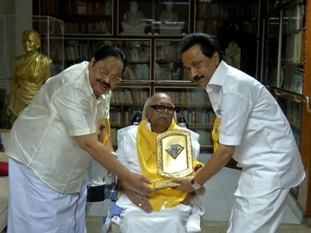 வைர விழா நாயகனுக்கு நினைவு பரிசு வழங்கிய மு.க.ஸ்டாலின்