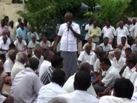 ஓபிஎஸ் மீது புகார்... ஆதரவாளர்களுடன் மல்லுக்கட்டிய ஊர்மக்கள்: வீடியோ