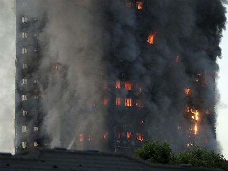 சென்னை சில்க்ஸ் போல பற்றி எரியும் லண்டன் 24 மாடி கட்டிடம்- பலர் பலியான பரிதாபம்!