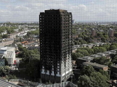 லண்டன் தீ விபத்தில் 30 பேர் பலி- அடையாளம் தெரியாமல் கருகிய மக்கள்- கண்ணீர் அஞ்சலி