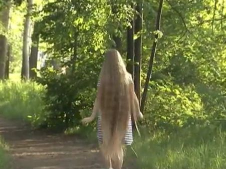 12 வயதில் 139 சென்டிமீட்டர் நீள கூந்தல்... எண்ணை, தண்ணி செலவுக்கே சொத்து காலி!