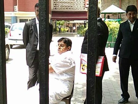 டெல்லி தேர்தல் ஆணையம் முன்பு நாற்காலி போட்டு மைத்ரேயன் தர்ணா... பரபரப்பு!