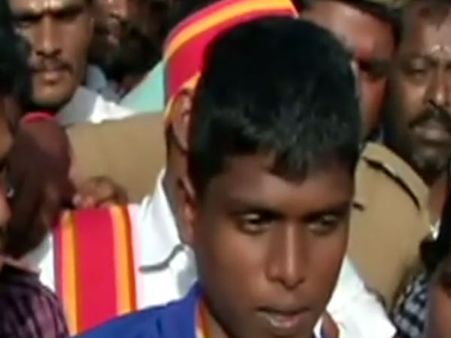 'தங்க' மாரியப்பனே காரணம்.... மரணமடைந்த சதீஷ் குமார் உறவினர்கள் போராட்டம்: வீடியோ