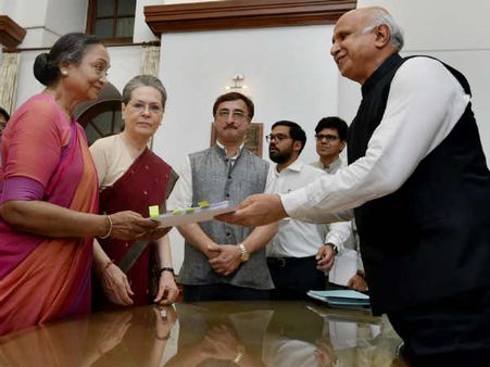 சோனியா காந்தி, மன்மோகன் சிங் முன்னிலையில்.. வேட்புமனுவை தாக்கல் செய்தார் மீரா குமார்