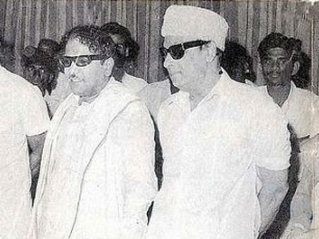 நானும், எம்ஜிஆரும் ஒன்றாக ஒரே வீட்டில் வசித்தோம்.. மறைவின் போத நெகிழ்ந்த கருணாநிதி