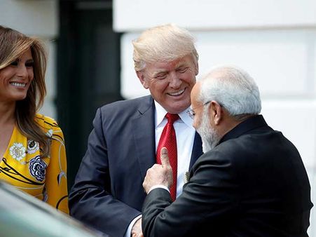 இந்தியாவுக்கு குடும்பத்தோடு வாங்க... மோடி அழைப்பு.. டிரம்ப் மகள் இவான்கா படுகுஷி!