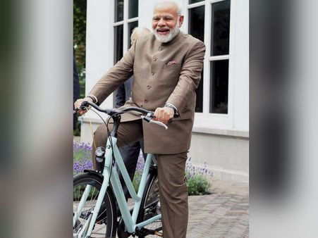 ரெக்கை கட்டி பறக்குது பார் நரேந்திர மோடி சைக்கிள்!