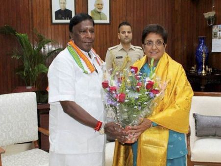 ஆளுநர் கிரண்பேடியை மிரட்டும் தொனியில் பேச்சு.. முதல்வர் நாராயணசாமி மீது பாஜகவினர் புகார்