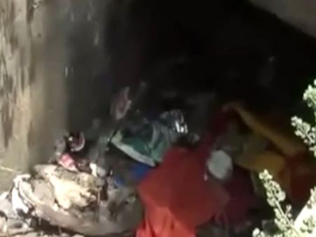 பச்சிளம் பெண் குழந்தையை கழிவு நீர் கால்வாயில் வீசிய கொடூரம்: வீடியோ