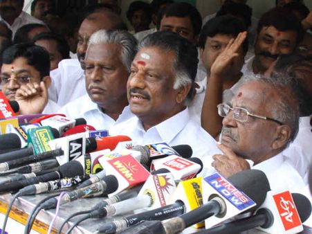 தஞ்சையில் ஓபிஎஸ் அணியின் பேனர்கள் கிழிப்பு.. பரபரப்பு!