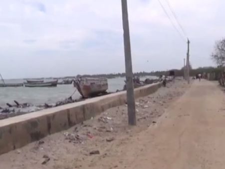 தடுப்பு சுவர் சிமெண்ட்ல கட்டினாங்களா? கடல் மண்ல கட்டினாங்களா? - வீடியோ