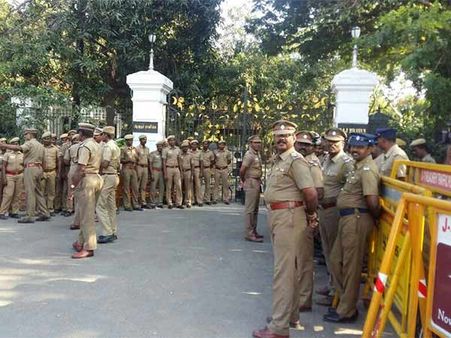 லீவு போடாதீங்க... எங்கேயும் தடியடி நடத்தாதீங்க - காவல்துறையினருக்கு கடும் உத்தரவு