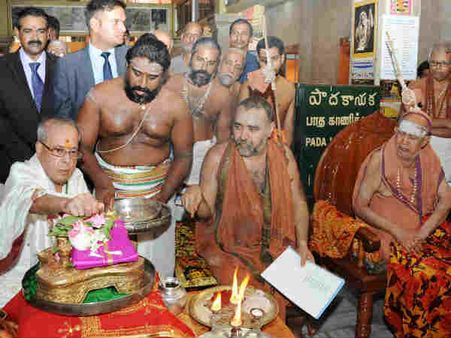 காஞ்சிபுரத்தில் குடியரசுத் தலைவர் பிரணாப் முகர்ஜி... சங்கராச்சாரிகளுடன் சந்திப்பு!