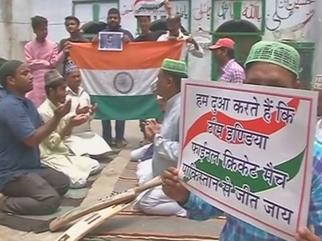 மதவேற்றுமை போயே போச்சு.. இந்திய வெற்றிக்காக நாடு முழுக்க கிரிக்கெட் ரசிகர்கள் பிரார்த்தனை, தொழுகை!