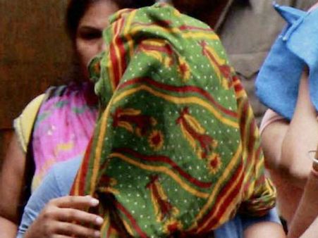 சௌக்கார்பேட்டையில் போதை வஸ்து விற்ற பெண்... கும்பலோடு மடக்கிப் பிடித்த சென்னை போலீஸ்