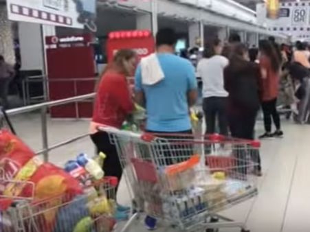 பதட்டத்தில் கத்தார்.. உணவுப் பொருட்களை ஸ்டாக் வைக்கும் மக்கள்.. சூப்பர் மார்க்கெட்களில் கூட்டம்!