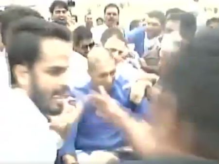 ம.பி.யில் தடையை உடைத்து டூவிலரில் சென்ற ராகுல்- கைதாகி விடுவிப்பு!