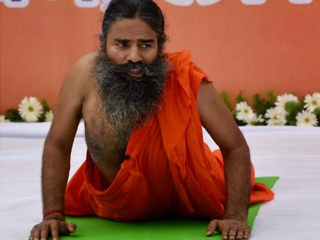 யோகா... கின்னஸ் சாதனைக்கு முயற்சித்த பாபா ராம்தேவின் சொந்த ஊரில் ஈ, காக்கா இல்லையே!