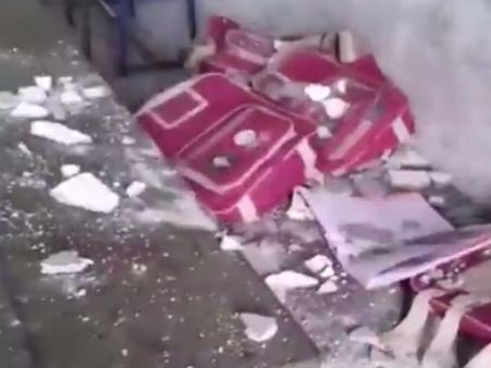 ஆபத்தான அரசுப்பள்ளி... மேற்கூரை இடிந்து விழுந்து மாணவர் காயம் - வீடியோ