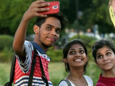 பொது இடங்களில் செல்ஃபி எடுத்தால் அபராதம்.. உயிரிழப்பைத் தடுக்க உ.பி. போலீஸ் அதிரடி