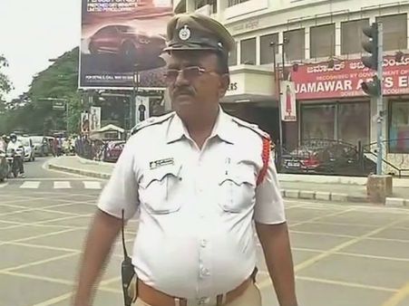 ஜனாதிபதியானாலும் நிற்க வேண்டும்... ஆம்புலன்சிற்கு வழிவிட்ட எஸ்ஐக்கு குவியும் பாராட்டுகள்!