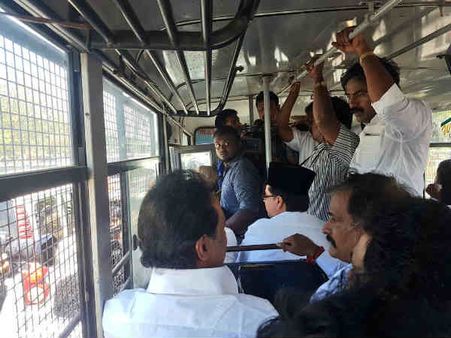 சபாநாயகரைக் கண்டித்து சாலை மறியல்- ஸ்டாலின் உட்பட திமுக, காங். எம்.எல்.ஏ.க்கள் கைதாகி விடுதலை