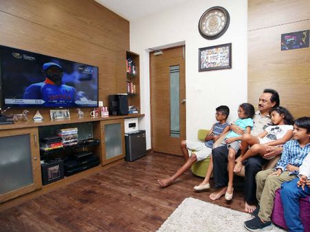 அரசியல் பரபரப்புக்கு மத்தியில் ரிலாக்ஸ்... பேரப்பிள்ளைகளுடன் கிரிக்கெட்டை பார்த்து ரசித்த ஸ்டாலின்!