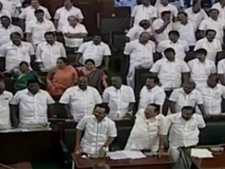 திமுகவுக்கு ஆதரவு.. காங்கிரஸ் எம்எல்ஏக்களும் சட்டசபையிலிருந்து வெளிநடப்பு