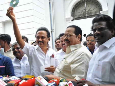 பணபேர வீடியோ சிடி... சபாநாயகரிடம் ஆதாரம் வழங்கினார் ஸ்டாலின்!