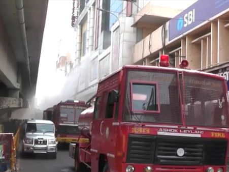 இடிக்கப்படும் சென்னை சில்க்ஸ்.. அக்கம் பக்கத்து வீடுகளில் விரிசல்.. பெரும் அச்சத்தில் மக்கள்